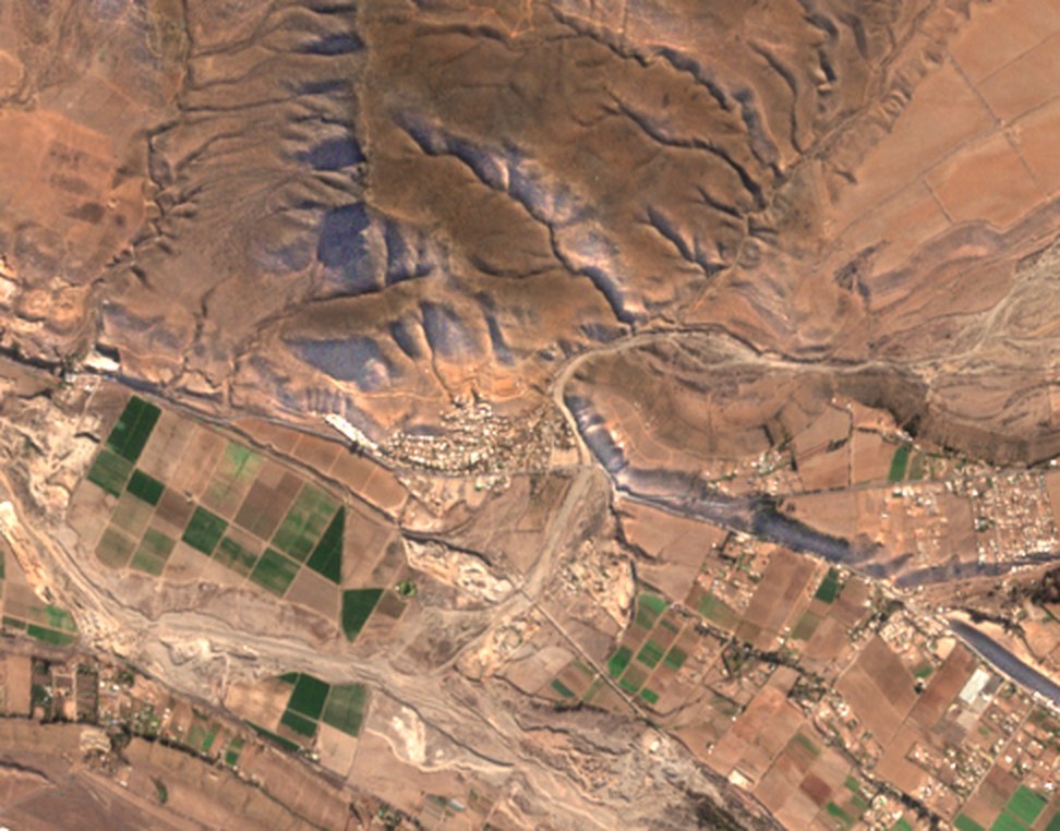 Pueblo Islón y la salida de la quebrada antes del temporal: el lecho es ripio gris.