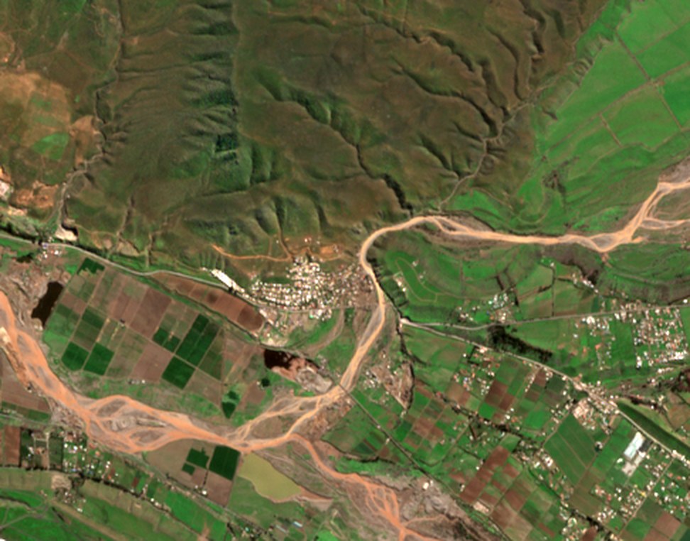 Pueblo Islón y la salida de la quebrada en agosto: el lecho cubierto de sedimento color salmón.